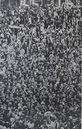 La foule sur la Grand Place en 1963